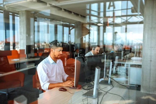 Team Von Kollegen Die Einem Callcenter Arbeiten — Stockfoto