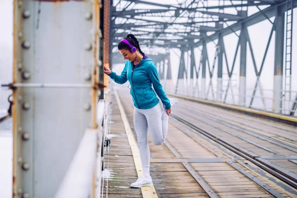 Ganzkörperporträt Einer Jungen Sportlerin Bei Dehnübungen Auf Der Brücke — Stockfoto