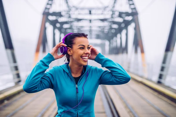 Portrait Happy Athlete Woman Putting Earphones — Stock Photo, Image