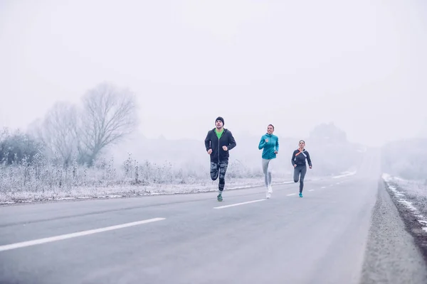 Portrait Complet Des Athlètes Qui Courent Extérieur Sur Route Hiver — Photo