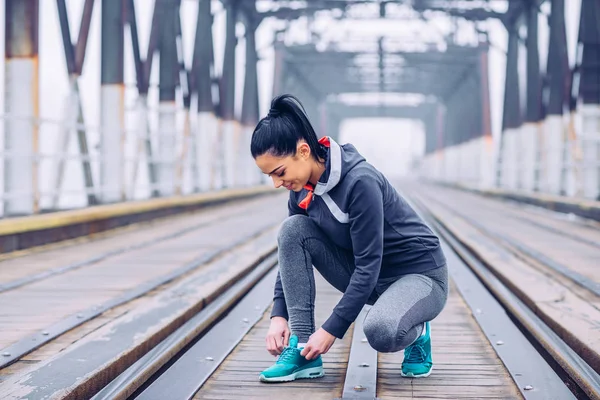 Portrait Complet Une Athlète Femme Lacant Ses Chaussures Sur Pont — Photo