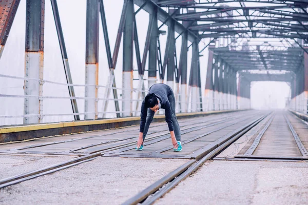 Junge Athletin Streckt Sich Auf Der Brücke — Stockfoto