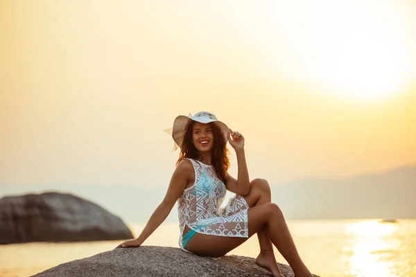 Portrait Wonderful Woman Holding Hat Enjoying Sitting Ocean — Stock Photo, Image