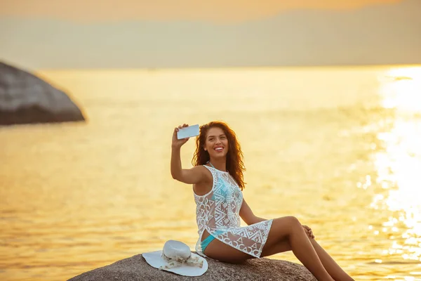 Photo Smiling Young Woman Taking Photo Mobile Phone While Sitting — Stock Photo, Image