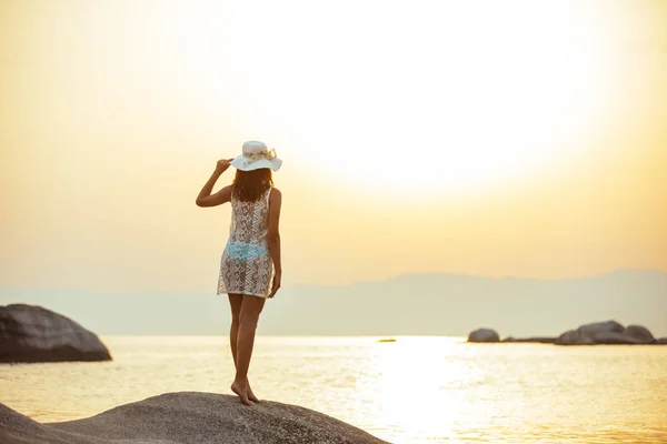 Portrait Young Woman Enjoying Sea View Sunset — Stock Photo, Image