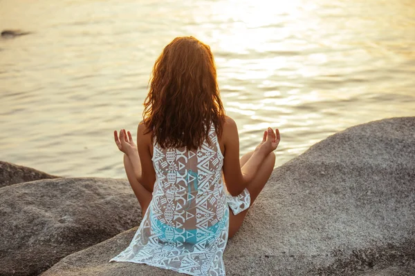 Portrait Young Woman Doing Yoga Early Morning Ocean — Stock Photo, Image
