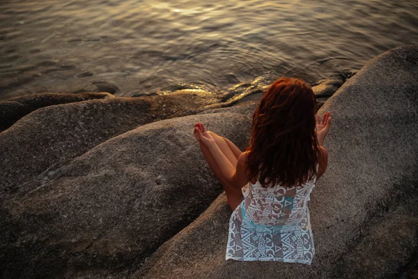 Photo Young Woman Meditating Rocks Ocean — Stock Photo, Image