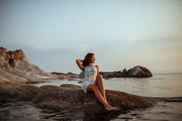 Full Length Portrait Young Woman Enjoying Ocean View — Stock Photo, Image