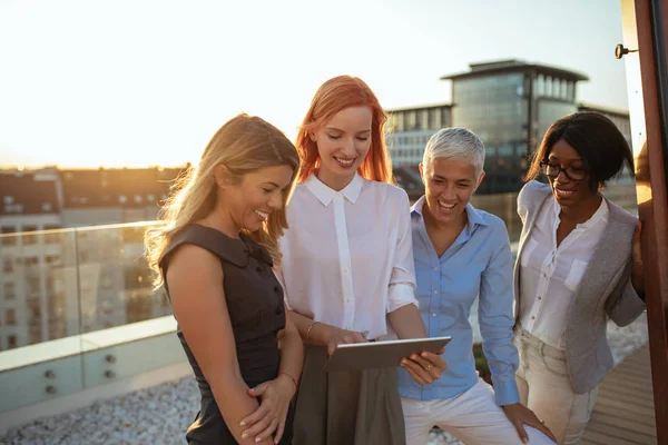 Grupo Empresarias Tomando Descanso Utilizando Tableta — Foto de Stock