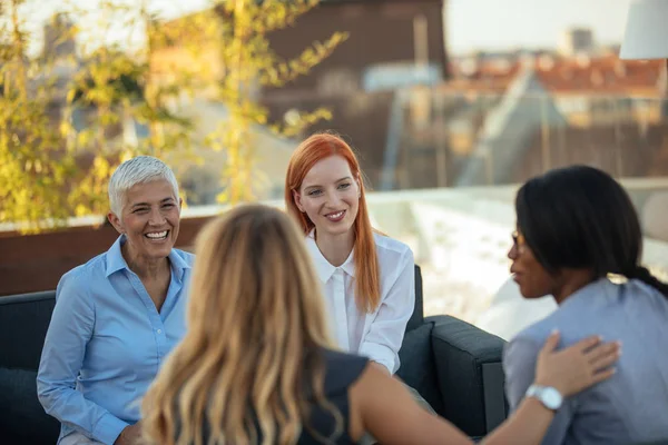 Groep Van Vrouwelijke Ondernemers Genieten Van Samen Werken Aan Een — Stockfoto