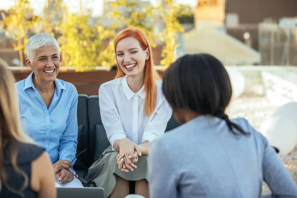 Groep Van Vrouwelijke Ondernemers Genieten Van Samen Werken — Stockfoto