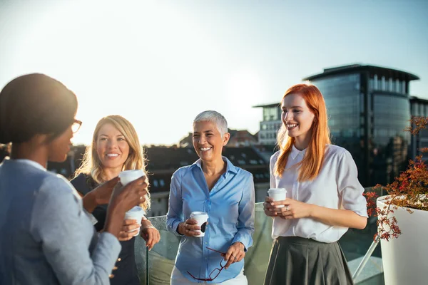 Retrato Cuatro Mujeres Negocios Teniendo Una Reunión Informal Mientras Beben —  Fotos de Stock