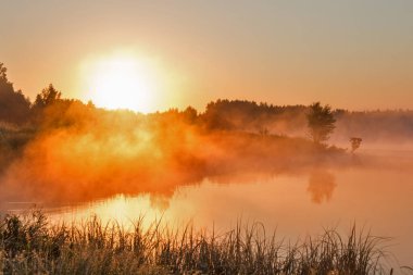 Yaz mevsiminde gölün üzerinde gün doğumu