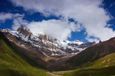 Güzel dağların manzarası