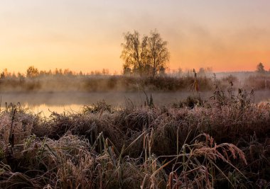 Gölün üzerinde gün doğumuyla manzara 