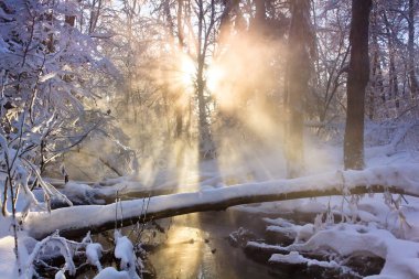 Kış manzarasının üzerinde batan güneş 