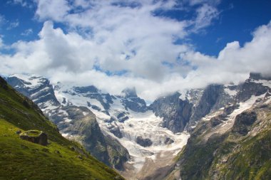 Güzel dağların manzarası