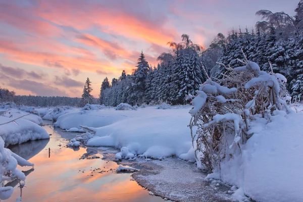 冬の風景の上に劇的な夕日 — ストック写真