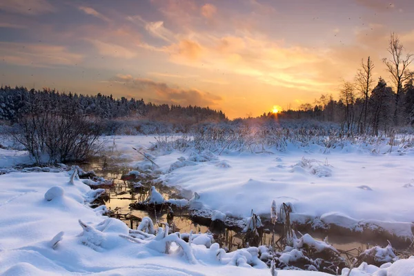 Pôr Sol Dramático Acima Paisagem Inverno Fotos De Bancos De Imagens