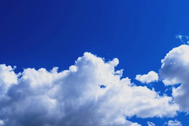 yumuşak beyaz bulutlar mavi gökyüzü arka planına karşı