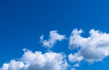 yumuşak beyaz bulutlar mavi gökyüzü arka planına karşı