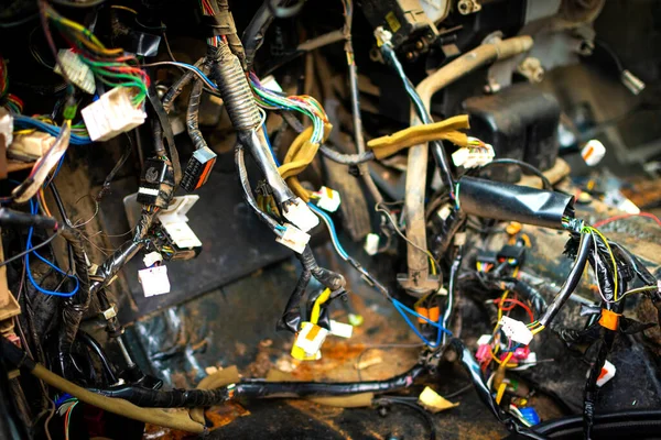 Arabanın motor kontrol ünitesini kapatın, çok renkli kablolar, kontaklar - bir kamyon vagonunun kablosu. Elektrik iletişimi, eski bir arabanın kabloları.