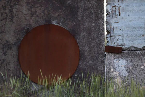 Metal yamalı eski beton çit.