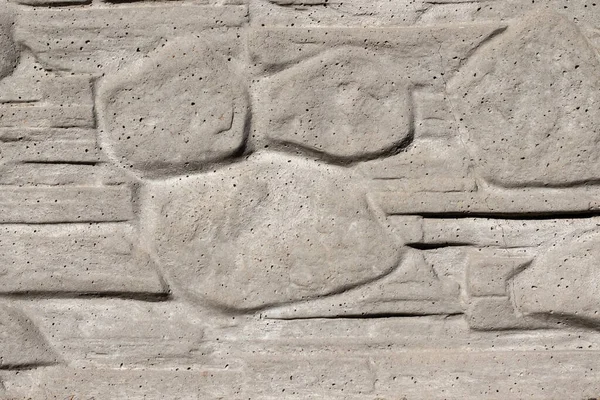 Gri betona yapay taşlar çizerek. Yakın plan..