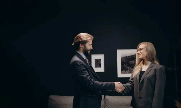 Ділові партнери в офіційному вбранні тремтять руками в офісі — стокове фото