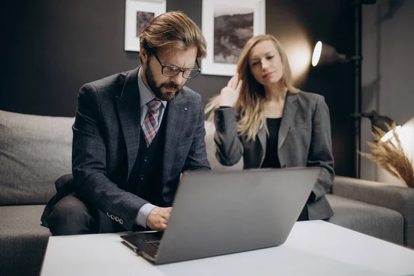 Dois colegas trabalhando em laptop no escritório moderno — Fotografia de Stock