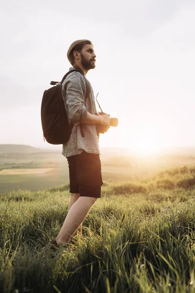 Baard man die op hoge heuvel staat en digitale camera vasthoudt — Stockfoto