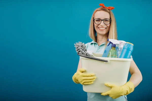 Felice casalinga che tiene secchio con gli strumenti di pulizia — Foto Stock