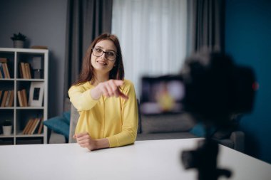 Kendine güvenen blogcu takipçiler için motivasyon videoları çekiyor