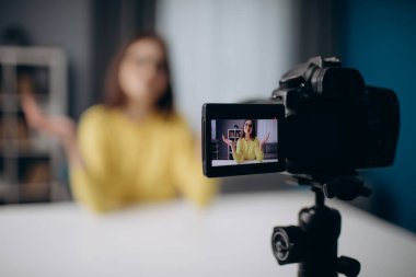 Sosyal ağlar için video çeken blog yazarının bulanık arkaplanı