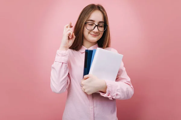 Kvinna student med böcker förväntar sig att klara tentor — Stockfoto