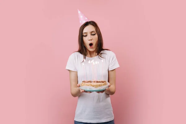 Mujer feliz soplando velas en pastel de cumpleaños —  Fotos de Stock