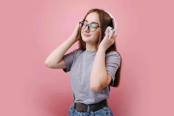Mujer relajada disfrutando de música favorita en auriculares inalámbricos — Foto de Stock