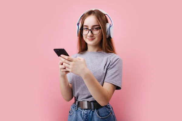 Woman using smartphone and headphone for listening music — Stock Photo, Image