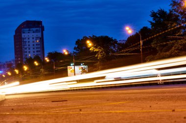 Karayolu gece lambaları boyunca uzun pozlama