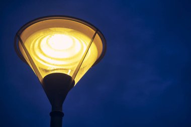 Siyah gökyüzüne karşı sokak feneri