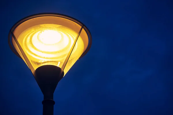 Straatlantaarn Tegen Zwarte Lucht Laag Licht Kleur — Stockfoto