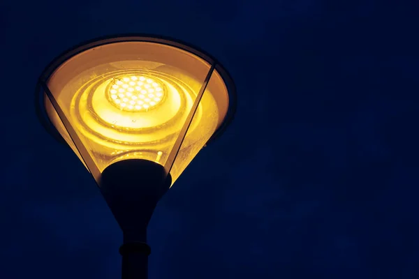 Lanterna Stradale Contro Cielo Nero Colore Della Luce Bassa — Foto Stock