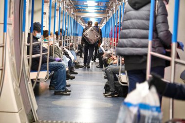 Rusya Haziran 2020. Moskova metrosu. Koruyucu maskeli insanlar metro vagonuna binerler. Rusya 'da koronavirüs salgını. Virüs bulaşma riski var. renk