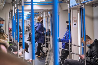 Rusya Haziran 2020. Moskova metrosu. Koruyucu maskeli insanlar metro vagonuna binerler. Rusya 'da koronavirüs salgını. Virüs bulaşma riski var. renk