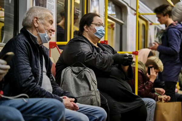 Rusya Haziran 2020. Moskova metrosu. Koruyucu maskeli insanlar metro vagonuna binerler. Rusya 'da koronavirüs salgını. Virüs bulaşma riski var. renk