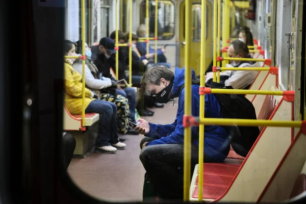 Rusya Haziran 2020. Moskova metrosu. Koruyucu maskeli insanlar metro vagonuna binerler. Rusya 'da koronavirüs salgını. Virüs bulaşma riski var. renk