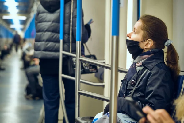 Rusko Moskva Červen2020 Moskevské Metro Lidé Ochranných Maskách Jezdí Podzemním — Stock fotografie