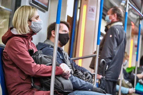 Rusya Haziran 2020. Moskova metrosu. Koruyucu maskeli insanlar metro vagonuna binerler. Rusya 'da koronavirüs salgını. Virüs bulaşma riski var. renk