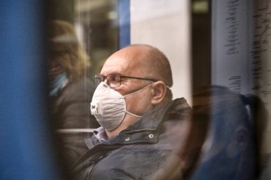Rusya Haziran 2020. Moskova metrosu. Koruyucu maskeli bir adam metro vagonuna biniyor. Sonraki vagonun manzarası. Rusya 'da koronavirüs salgını. Virüs bulaşma riski var. renk