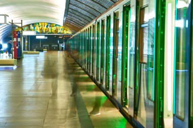 Rusya Haziran 2020. Moskova metrosu. İnsanların hareketlerinin platform rengi üzerinde uzun süre maruz kalmasının etkisi